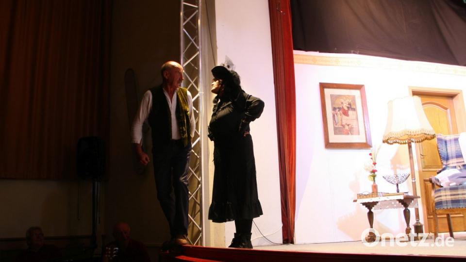 Schneidermeister Zwirn hat den Wetterkoffer gestohlen. Die Blitzburgl &quot;bittet&quot; ihn ganz höflich um Herausgabe. Bild: wro