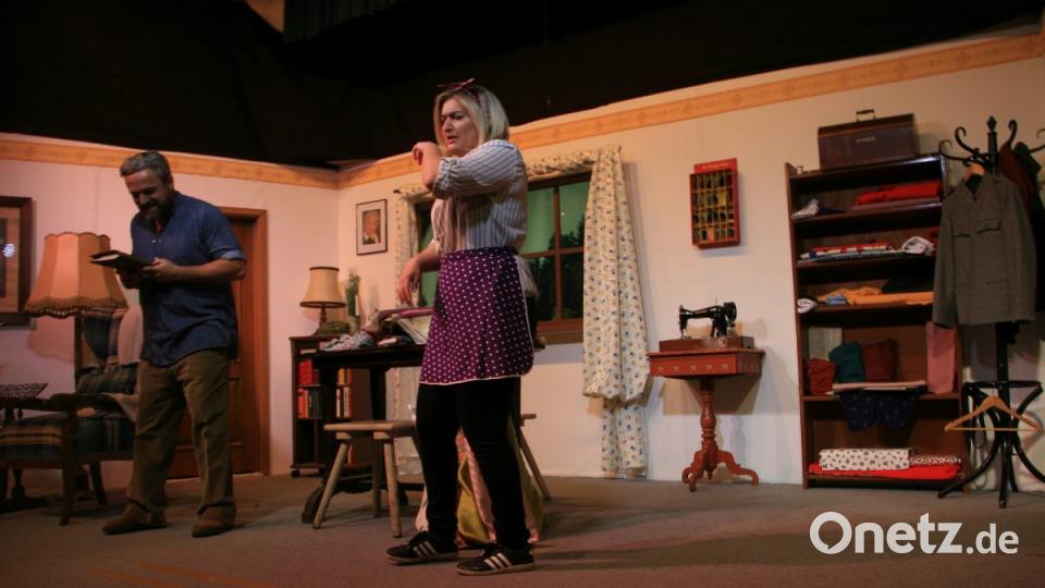 Mona (Christina Hössl) gefallen Michls (Michael Bäumler) Manieren gar nicht. Bild: wro