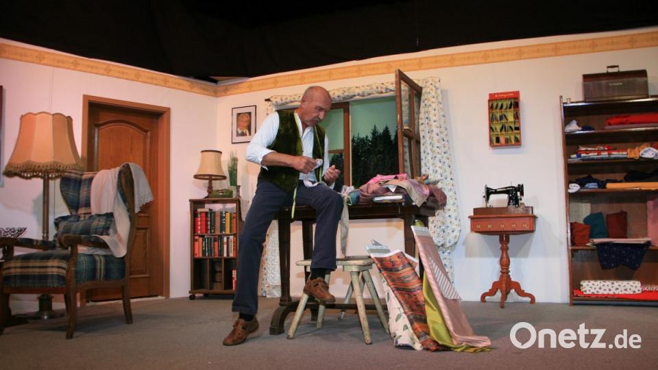 &quot;Wenn ich einmal reich wär&quot;, davon träumt Schneider Zwirn (Berthold Höcht) schon lange - ohne Erfolg. Bild: wro