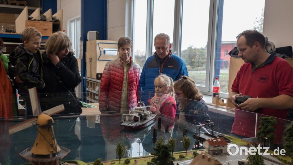 Auf der Echtwasser-Anlage bringt das Fährschiff Nachschub für den Containerhafen. Bild: dtr