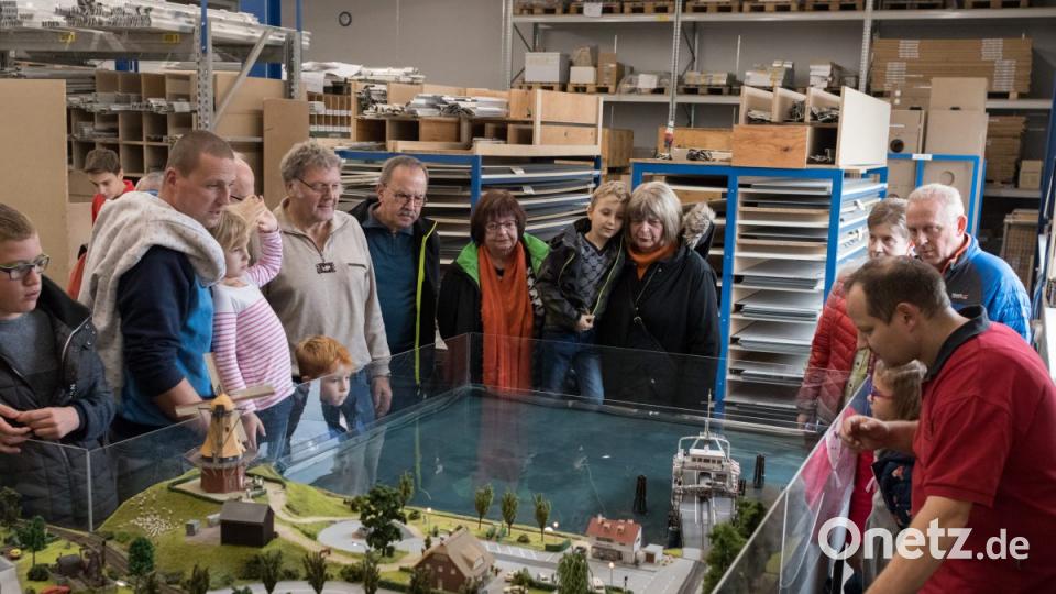 Unter höchster Konzentration wird die Fähre präzise an die Gleisanlage angedockt. Bild: dtr