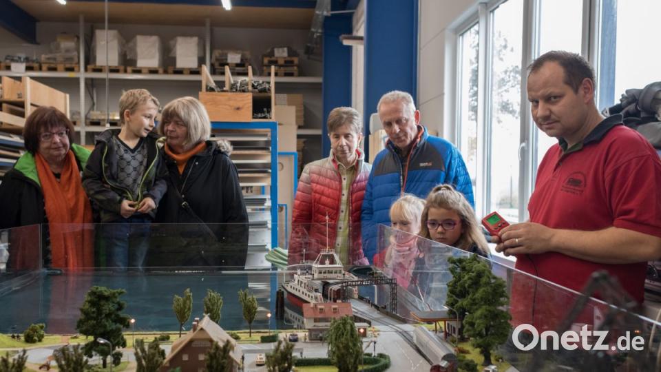 An der Echtwasseranlage staunen die Besucher über das gute abgestimmte Zusammenwirken von Land- und Seeverkehr. Bild: dtr
