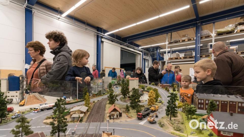 In diesem ländlichen Abschnitt sind nicht nur die Landwirtschaft, sondern auch Bauarbeiter und die Polizei aktiv. Bild: dtr