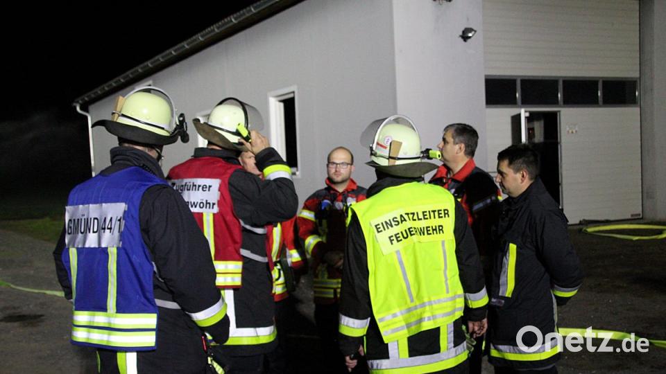 Kreisbrandrat Marco Saller mit den Einsatzleitern. Bild: jma