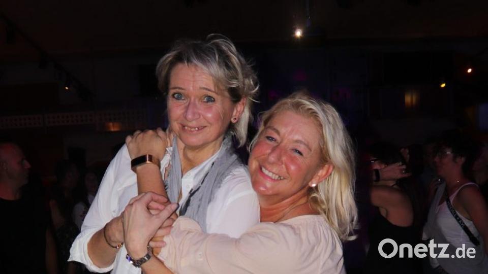 Im Capitol geht die Post ab - und die beiden warten darauf, dass der DJ AC/DC auflegt. Bild: mfh