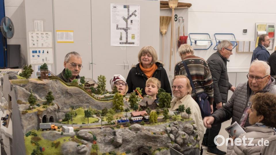 Während die Züge das Bergmassiv durchfahren, warten die Zuschauer auf den Skispringer. Bild: dtr