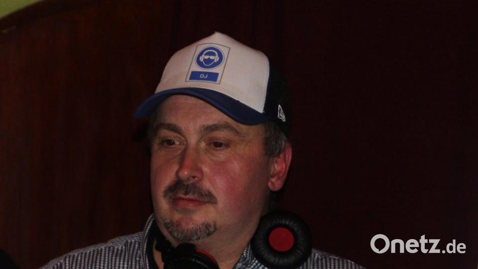 Ein DJ-Urgestein: Er legte schon im Eden auf und sorgt nun in der Schmiede für ausgelassene Party-Stimmung. Bild: mfh