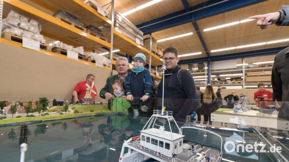 Selbst auf kleinstem Raum herrscht buntes Treiben. So transportiert die Fähre unter den wachsamen Augen der Crew nicht nur Waggons sondern auch Radler und Spaziergänger. Bild: dtr