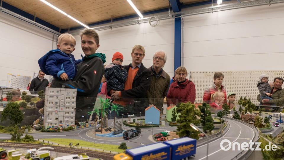 Das ausgeklügelte Zusammenspiel von Straßen- und Schienenfahrzeugen begeistert Jung und Alt. Bild: dtr