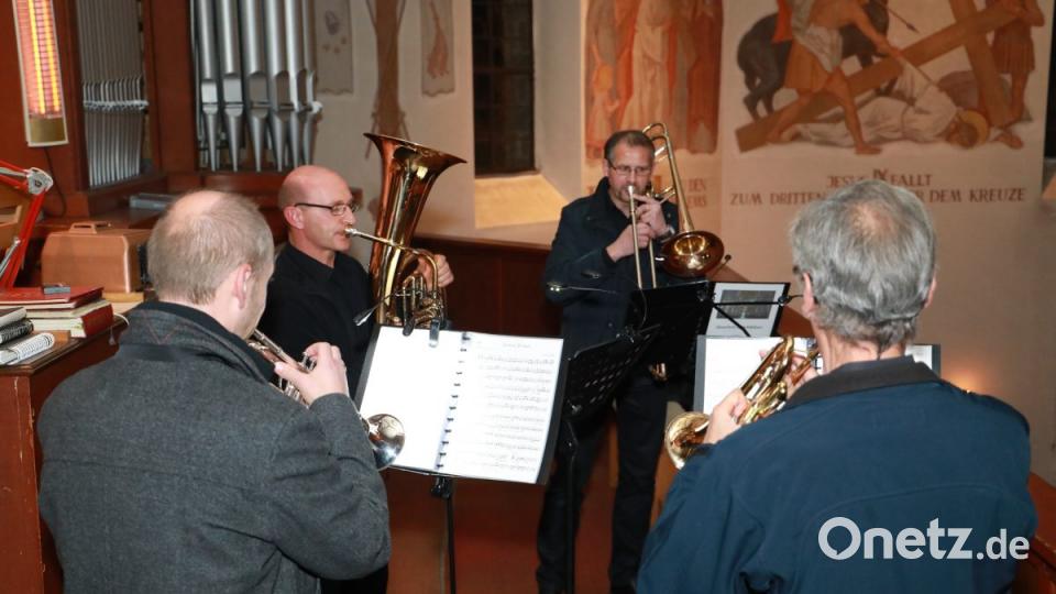 Die &quot;Querbläser&quot; spielen von der Empore der Kirche. Bild: njn