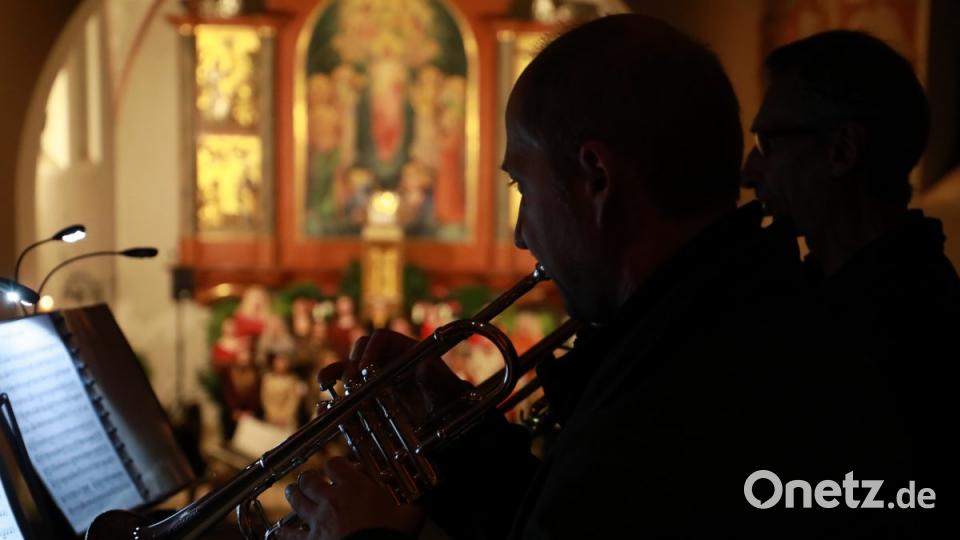 Die Querbläser spielten von der Empore der Kirche Bild: njn