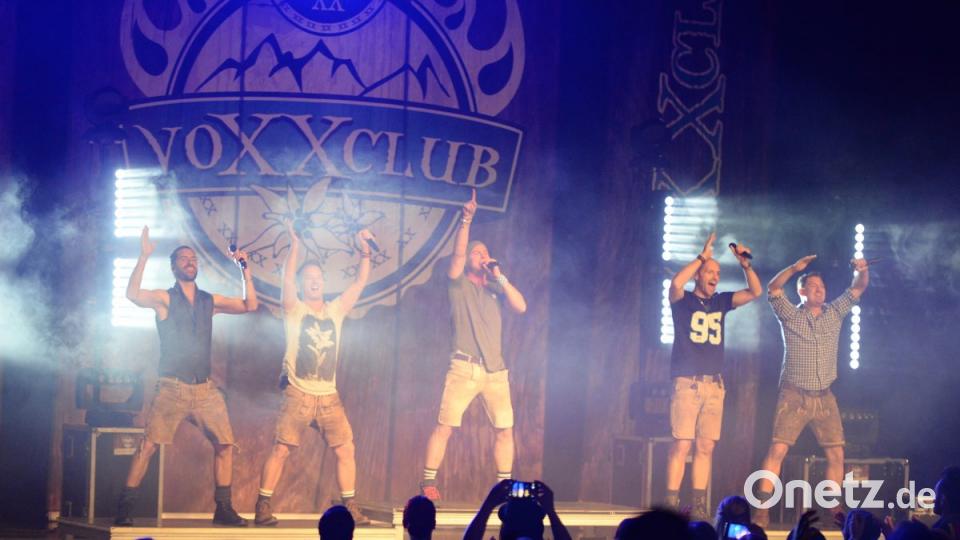 Ausverkauftes Haus im Amberger Congress Centrum. Der VoXXclub war zu Gast in Amberg und begeisterte die Fans mit ihrem Auftritt im Rahmen der Donnawedda Tour. Bild: brü