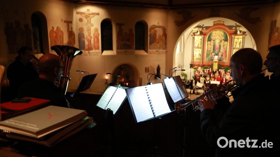 Die &quot;Querbläser&quot; spielen von der Empore der Kirche. Bild: njn