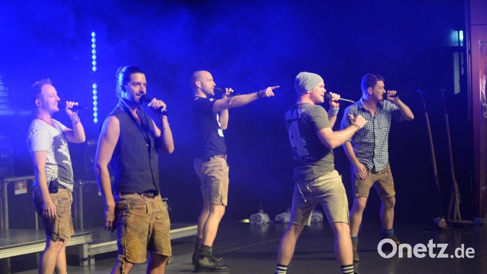 Ausverkauftes Haus im Amberger Congress Centrum. Der VoXXclub war zu Gast in Amberg und begeisterte die Fans mit ihrem Auftritt im Rahmen der Donnawedda Tour. Bild: brü