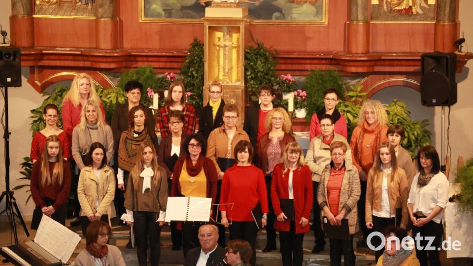 Die &quot;Quersinger&quot; unter der Leitung von Angelika Hederer. Bild: njn