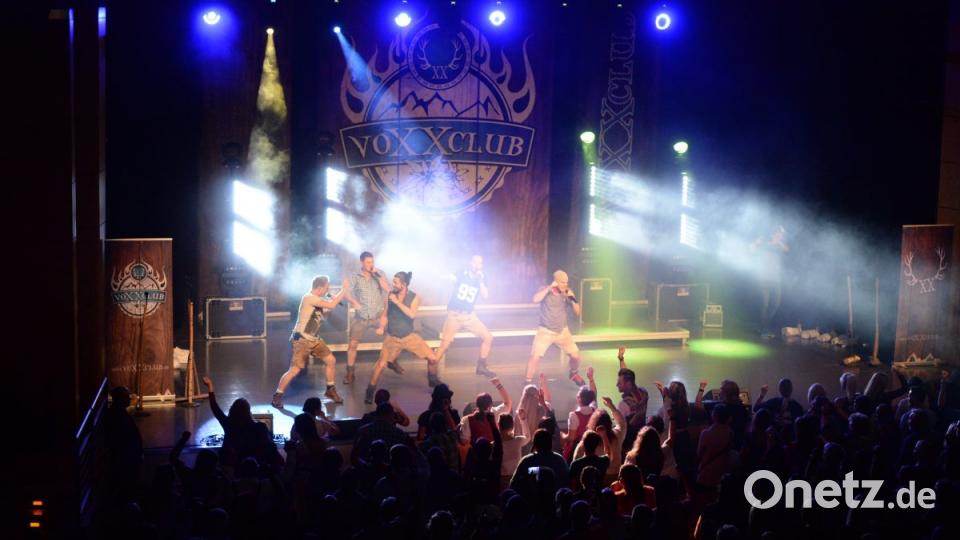 Ausverkauftes Haus im Amberger Congress Centrum. Der VoXXclub war zu Gast in Amberg und begeisterte die Fans mit ihrem Auftritt im Rahmen der Donnawedda Tour. Bild: brü