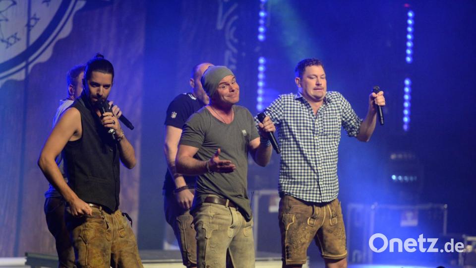 Ausverkauftes Haus im Amberger Congress Centrum. Der VoXXclub war zu Gast in Amberg und begeisterte die Fans mit ihrem Auftritt im Rahmen der Donnawedda Tour. Bild: brü