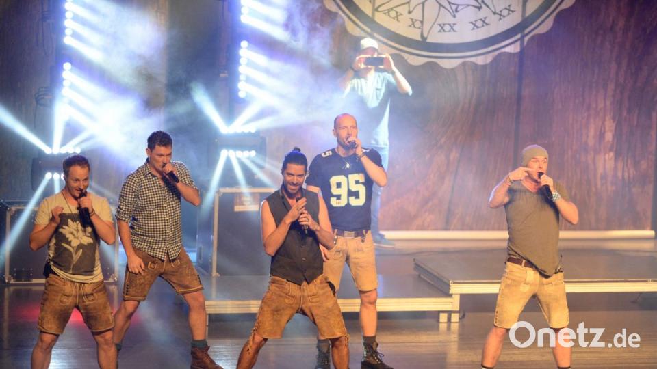 Ausverkauftes Haus im Amberger Congress Centrum. Der VoXXclub war zu Gast in Amberg und begeisterte die Fans mit ihrem Auftritt im Rahmen der Donnawedda Tour. Bild: brü