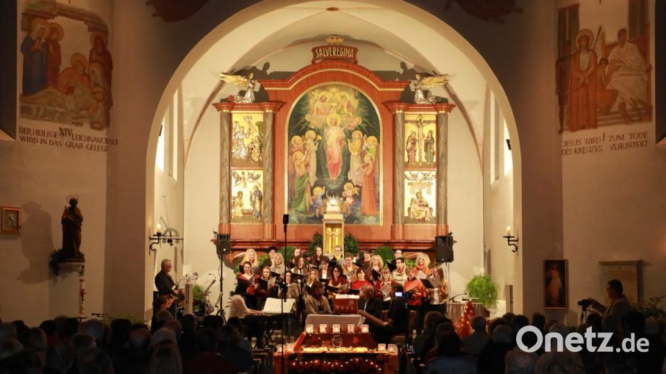 Die &quot;Quersinger&quot; unter der Leitung von Angelika Hederer. Bild: njn