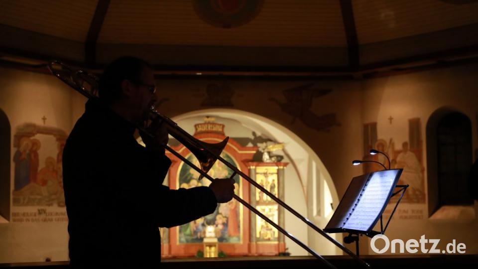 Die &quot;Querbläser&quot; spielen von der Empore der Kirche. Bild: njn