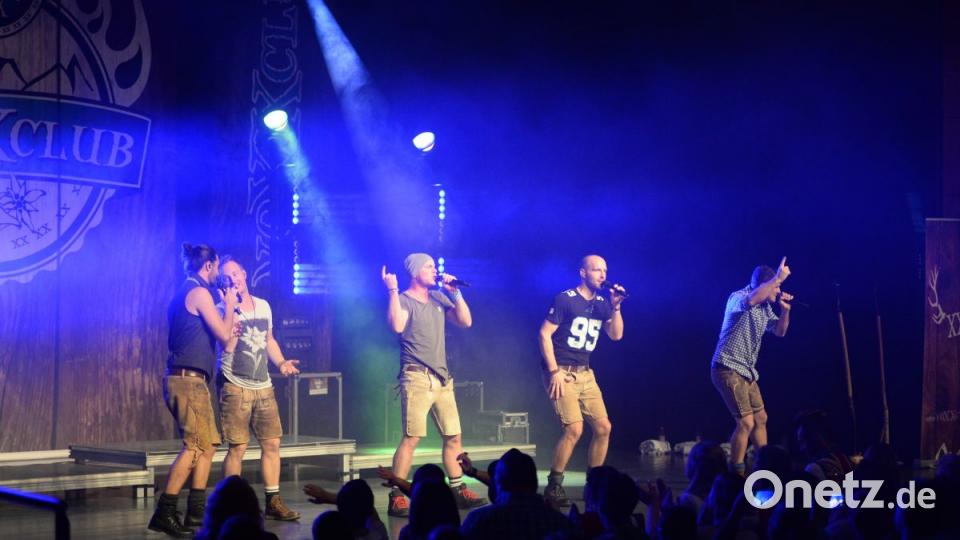 Ausverkauftes Haus im Amberger Congress Centrum. Der VoXXclub war zu Gast in Amberg und begeisterte die Fans mit ihrem Auftritt im Rahmen der Donnawedda Tour. Bild: brü