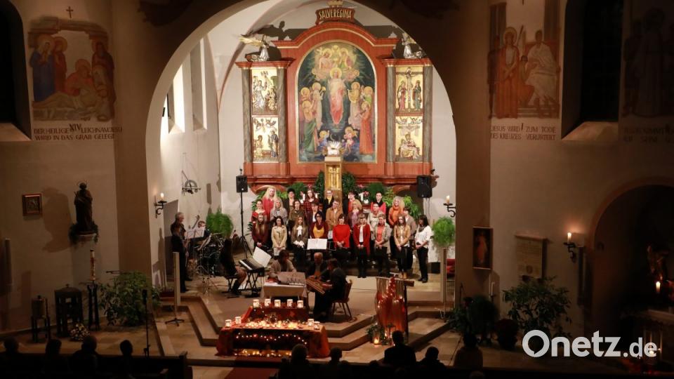 Die &quot;Quersinger&quot; mit Projektband (links). Bild: njn