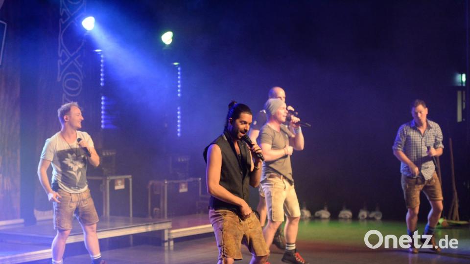 Ausverkauftes Haus im Amberger Congress Centrum. Der VoXXclub war zu Gast in Amberg und begeisterte die Fans mit ihrem Auftritt im Rahmen der Donnawedda Tour. Bild: brü