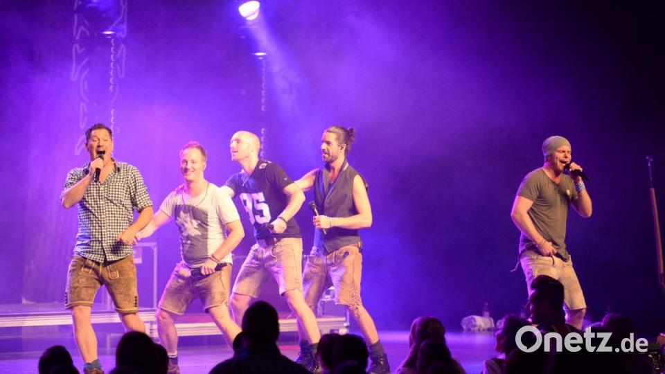 Ausverkauftes Haus im Amberger Congress Centrum. Der VoXXclub war zu Gast in Amberg und begeisterte die Fans mit ihrem Auftritt im Rahmen der Donnawedda Tour. Bild: brü