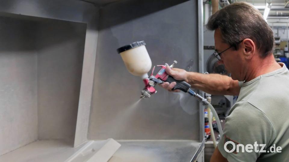 Leonid Kosygin trägt per Spritzpistole die Glasur auf ein Keramikteil auf. Bild: tr