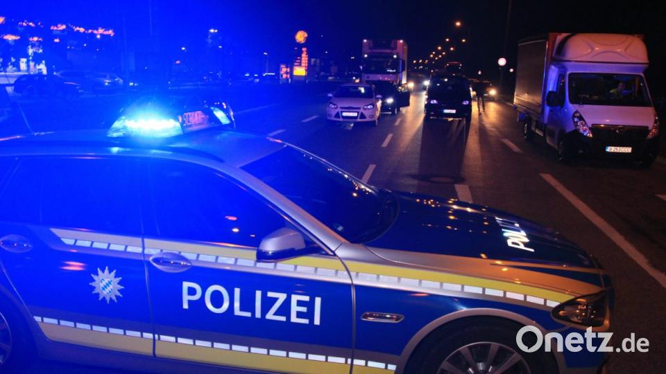 Zwei Schwertransporte waren in Regensburg "gestrandet". Die Fahrer hatten sich in den engen Straßen festgefahren. Bild: Alexander Auer