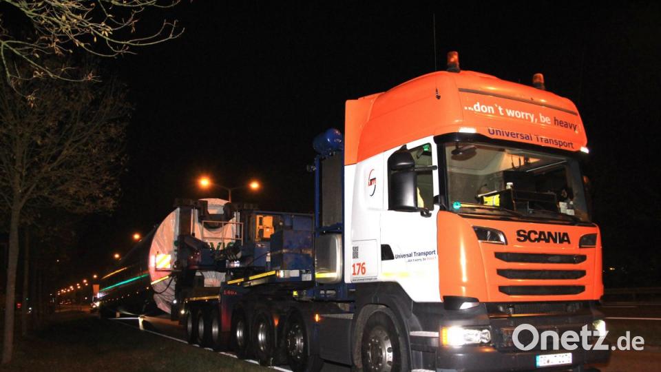 Zwei Schwertransporte waren in Regensburg "gestrandet". Die Fahrer hatten sich in den engen Straßen festgefahren. Bild: Alexander Auer