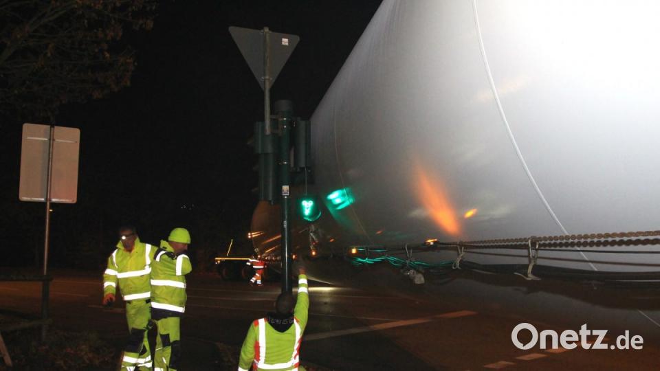 Zwei Schwertransporte waren in Regensburg "gestrandet". Die Fahrer hatten sich in den engen Straßen festgefahren. Bild: Alexander Auer