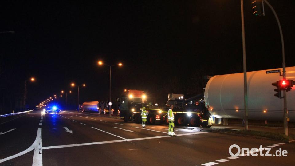Zwei Schwertransporte waren in Regensburg "gestrandet". Die Fahrer hatten sich in den engen Straßen festgefahren. Bild: Alexander Auer