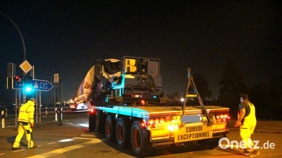 Zwei Schwertransporte waren in Regensburg "gestrandet". Die Fahrer hatten sich in den engen Straßen festgefahren. Bild: Alexander Auer