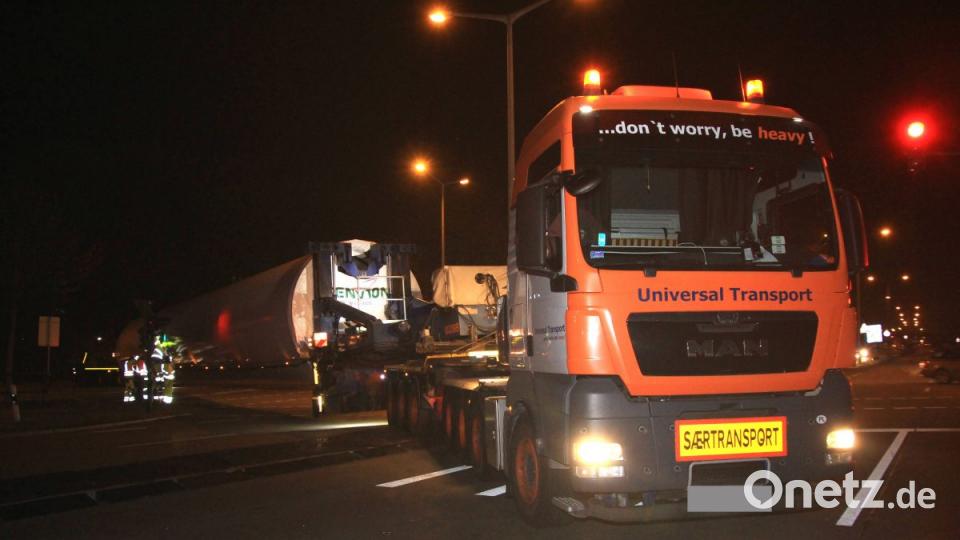 Zwei Schwertransporte waren in Regensburg "gestrandet". Die Fahrer hatten sich in den engen Straßen festgefahren. Bild: Alexander Auer