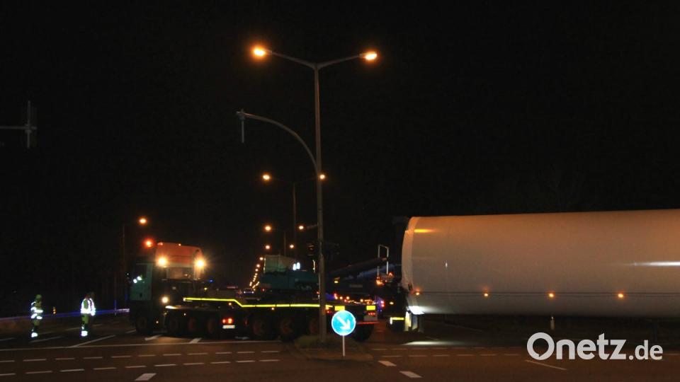Zwei Schwertransporte waren in Regensburg "gestrandet". Die Fahrer hatten sich in den engen Straßen festgefahren. Bild: Alexander Auer