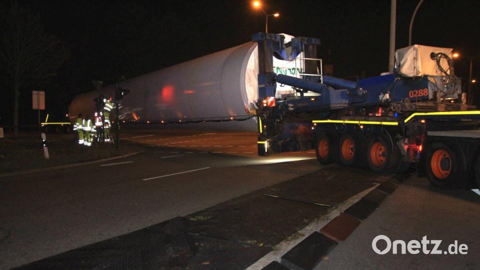 Zwei Schwertransporte waren in Regensburg "gestrandet". Die Fahrer hatten sich in den engen Straßen festgefahren. Bild: Alexander Auer