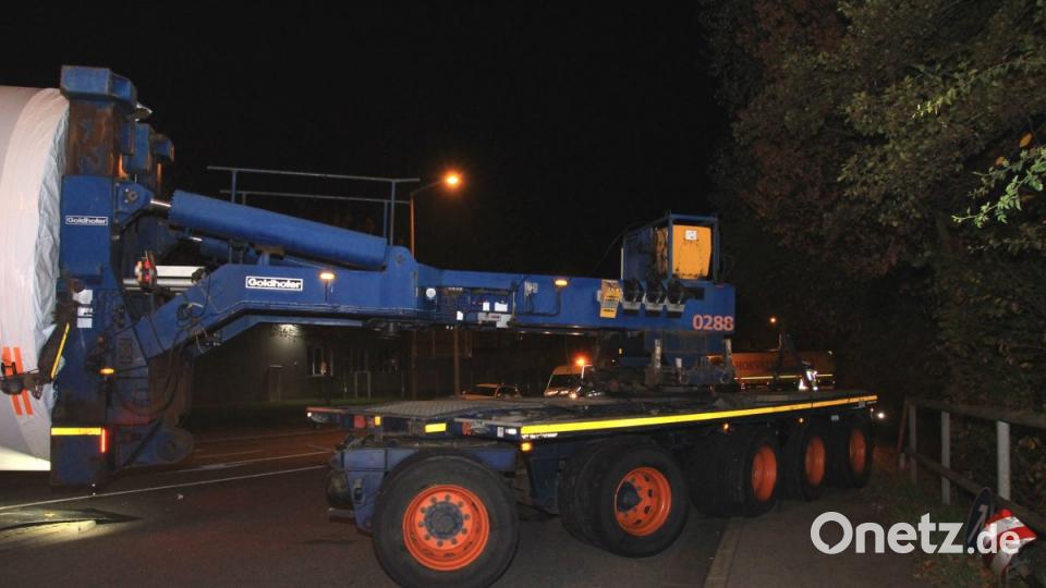 Zwei Schwertransporte waren in Regensburg "gestrandet". Die Fahrer hatten sich in den engen Straßen festgefahren. Bild: Alexander Auer