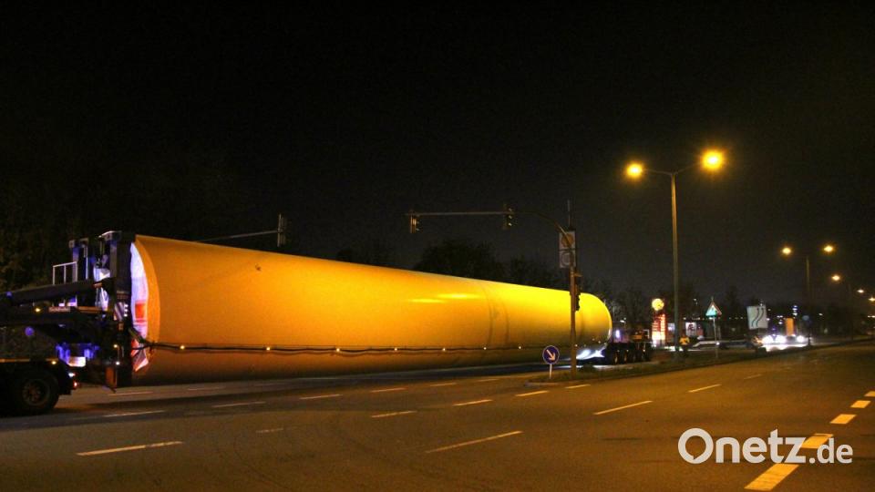 Zwei Schwertransporte waren in Regensburg "gestrandet". Die Fahrer hatten sich in den engen Straßen festgefahren. Bild: Alexander Auer