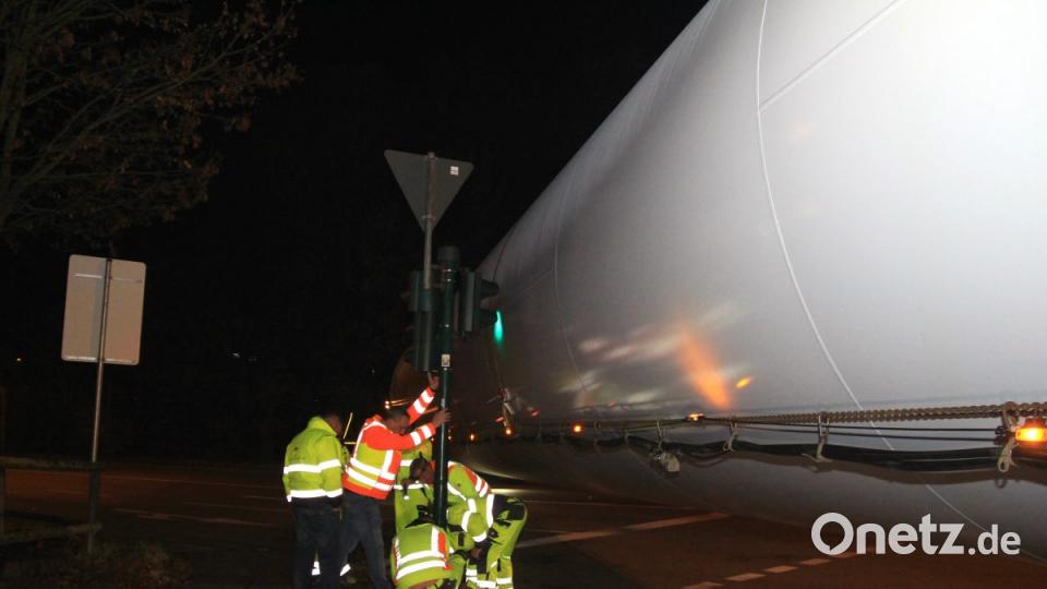 Zwei Schwertransporte waren in Regensburg "gestrandet". Die Fahrer hatten sich in den engen Straßen festgefahren. Bild: Alexander Auer