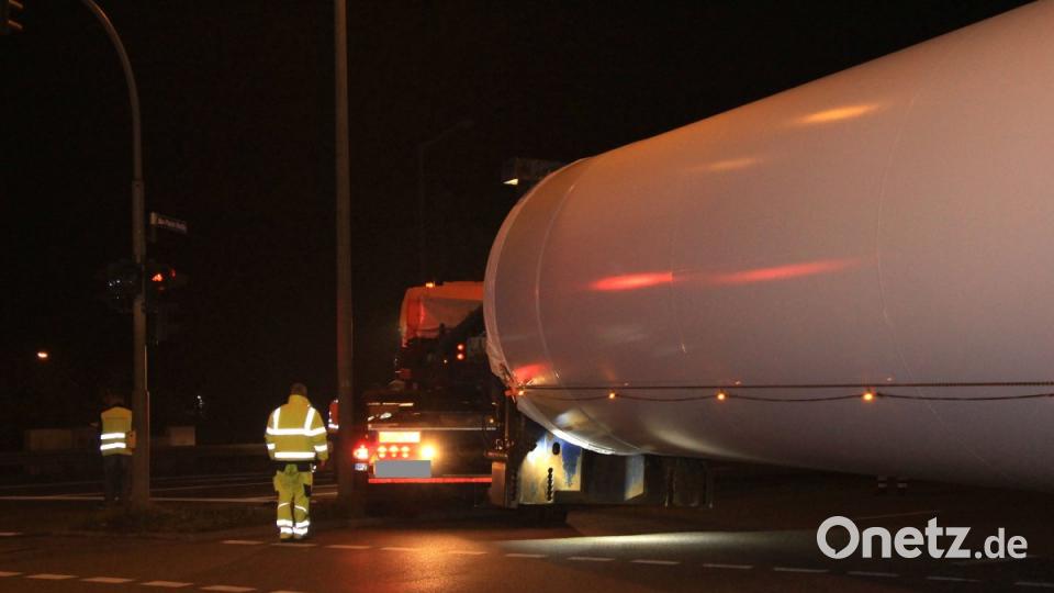 Zwei Schwertransporte waren in Regensburg "gestrandet". Die Fahrer hatten sich in den engen Straßen festgefahren. Bild: Alexander Auer