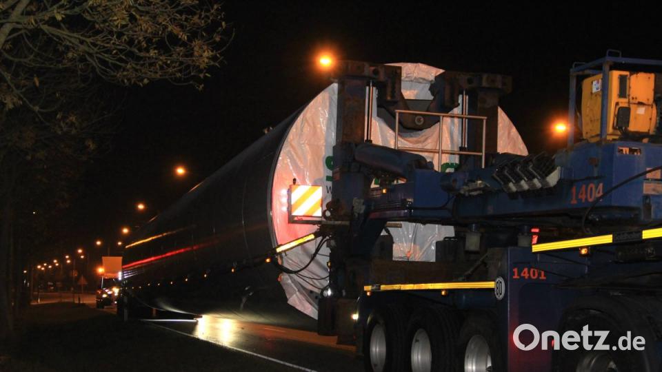 Zwei Schwertransporte waren in Regensburg "gestrandet". Die Fahrer hatten sich in den engen Straßen festgefahren. Bild: Alexander Auer