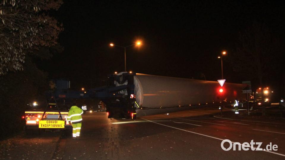 Zwei Schwertransporte waren in Regensburg "gestrandet". Die Fahrer hatten sich in den engen Straßen festgefahren. Bild: Alexander Auer