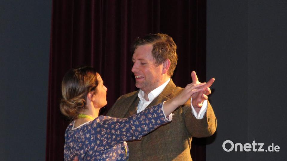 Das MTT-Ensemble steht mit der Komödie „Sein oder Nichtsein“ auf der Bühne. Bild: ubb