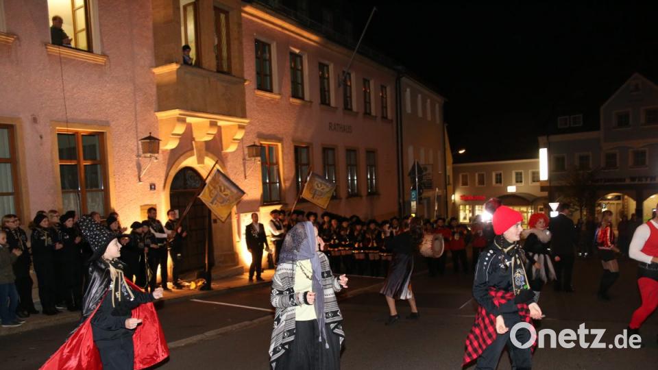Alle Artisten und Künstler verwandelten die Hauptstraße vor dem Rathaus in eine riesige Tanzfläche. Diese Performance überzeugte letztendlich Bürgermeister Werner Walberer die Schlüssel zu überreichen. Bild: sne