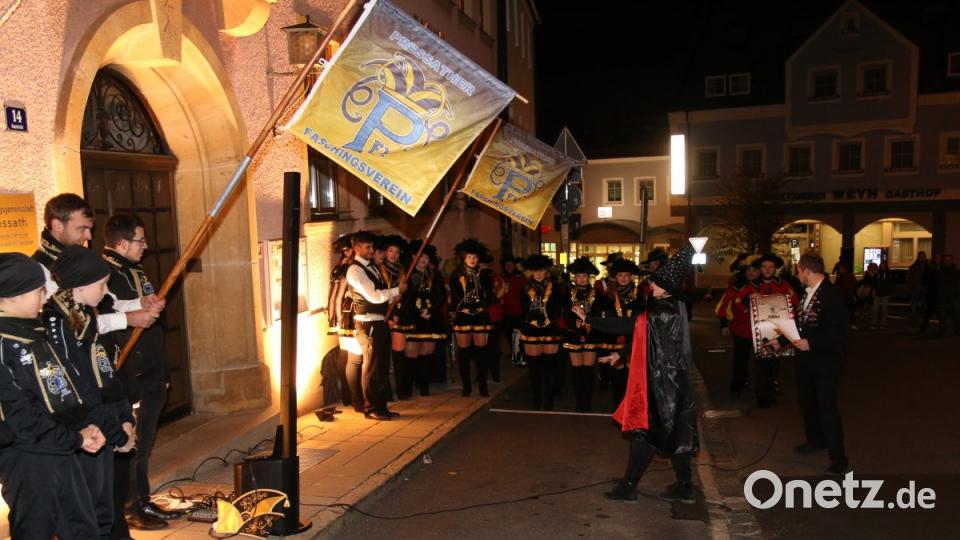 Ein &quot;roter&quot; Bürgermeister lässt sich von &quot;schwarzer&quot; Magie nicht aus dem Rathaus treiben, sehr zum Leidwesen der Magierin. Bild: sne