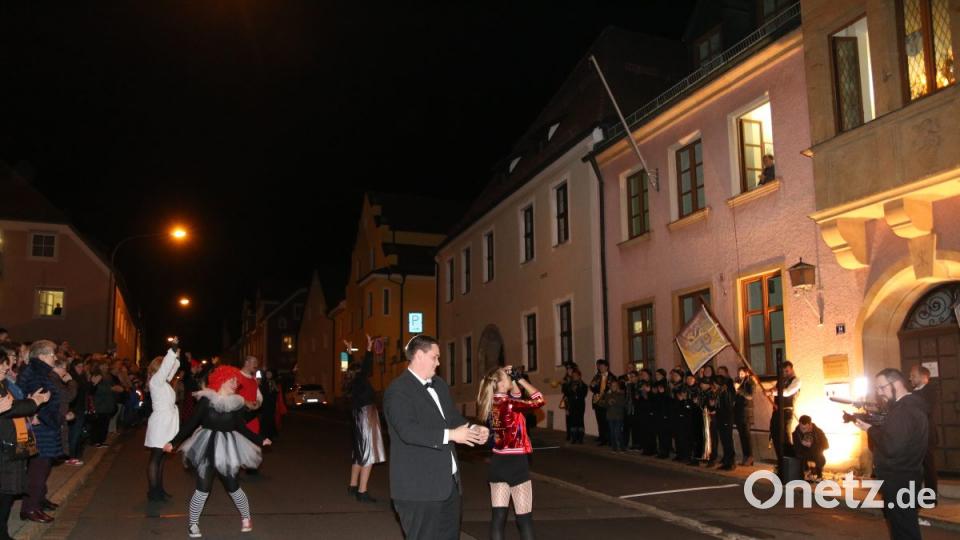 Alle Artisten und Künstler verwandelten die Hauptstraße vor dem Rathaus in eine riesige Tanzfläche. Diese Performance überzeugte letztendlich Bürgermeister Werner Walberer die Schlüssel zu überreichen. Bild: sne