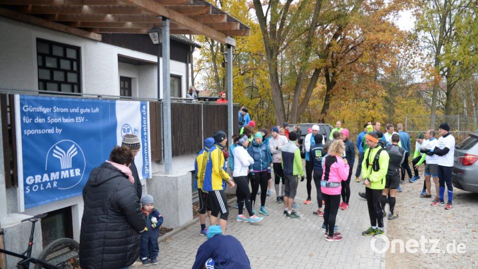 Zusammenkunft vor dem Start auf dem Gelände des ESV Amberg. Bild: brü