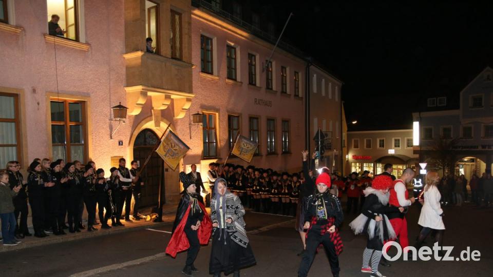 Alle Artisten und Künstler verwandelten die Hauptstraße vor dem Rathaus in eine riesige Tanzfläche. Diese Performance überzeugte letztendlich Bürgermeister Werner Walberer die Schlüssel zu überreichen. Bild: sne