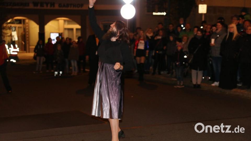 Wer kann bei soviel Charme widerstehen? Die bärtige Lady wagt einen Flirt mit dem Bürgermeister. Bild: sne